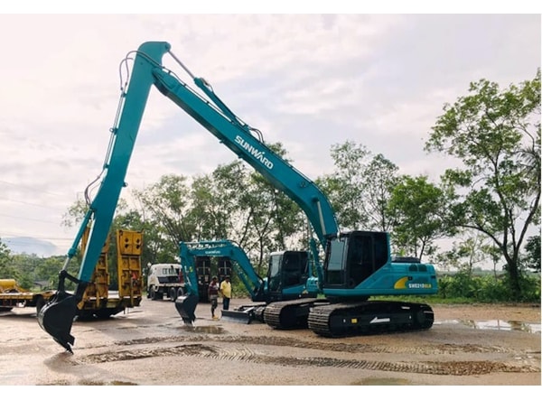 Excavator senile SUNWARD SWE 215FLR - brat lung 14m taluzare si decolmatari de vanzare